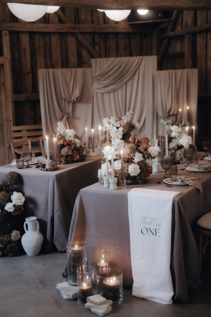 Hochzeitsplanung mit Dekokonzept in der Hochzeitslocation