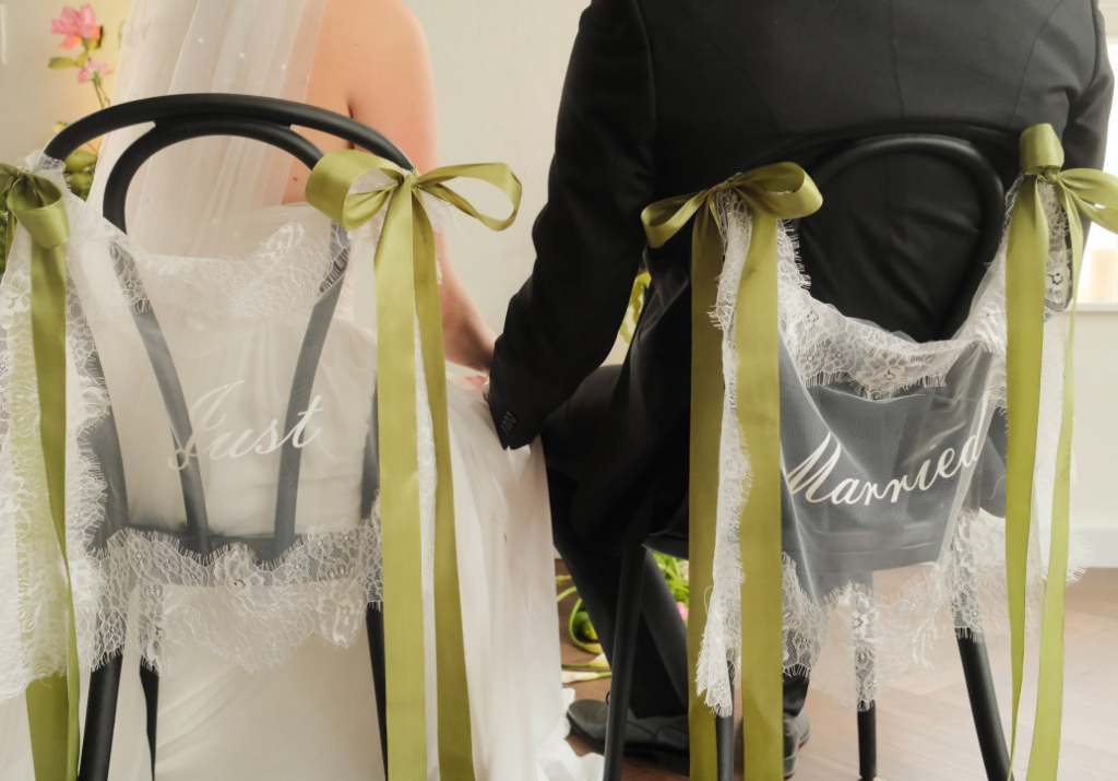 Brautpaar bei freie Trauung "just married"