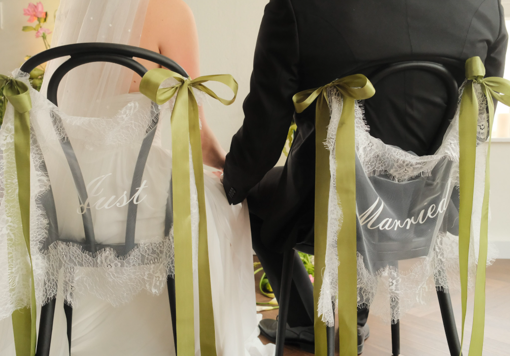 Brautpaar bei freie Trauung "just married"